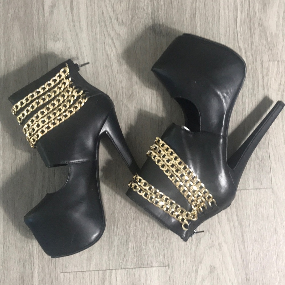 Black chain platform pumps